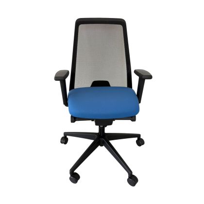 Ергономичен офис стол Interstuhl Every 142E, дамаска и меш, Synchronous механизъм, полиамидна основа, син пастел, сглобена мостра