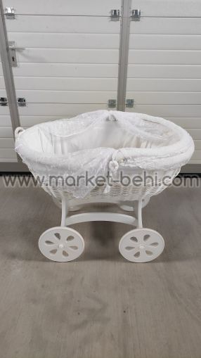 Бяло плетено кошче за бебе