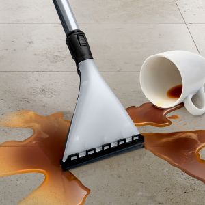 Bosch Перяща прахосмукачка BWD421PET, 2100 W, червена