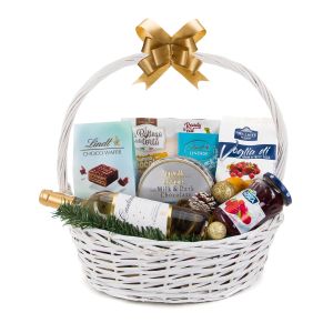 Кошница с подаръци - Коледна нежност 2025