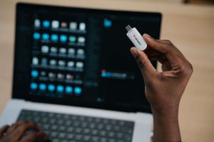 USB флаш памет Verbatim Plectra, 512 GB, USB Type-C 3.2, бяла